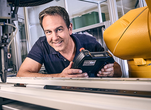 BJB Automation Mitarbeiter in der Produktion