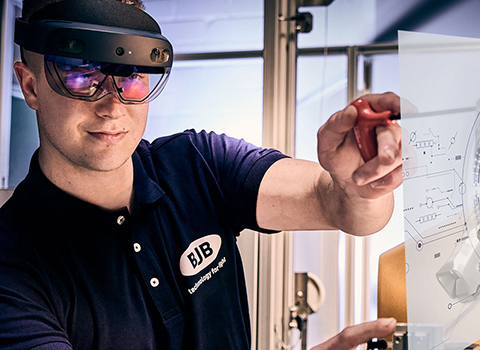 Mitarbeiter mit Schutzbrille 