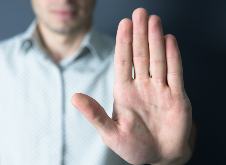 Flache Hand in Kamera