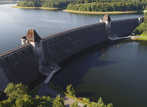 bjb-nachhaltigkeit-moehnesee-staumauer