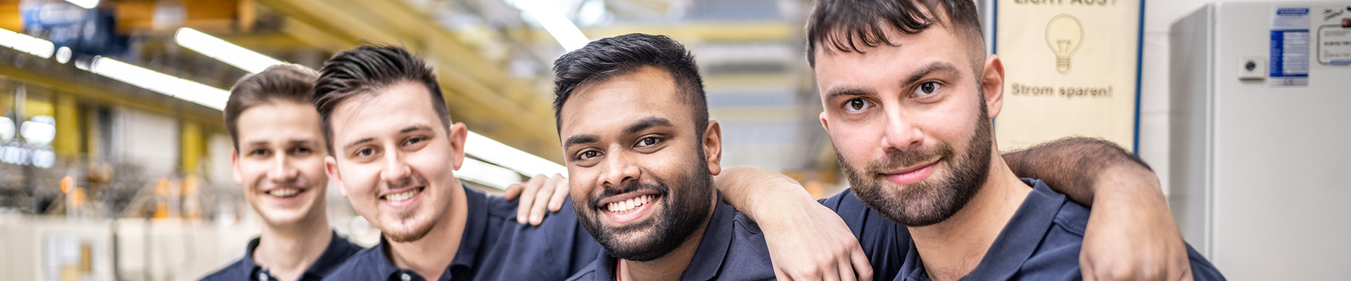 bjb-ueber-uns-mitarbeiter-vier-maenner-in-einer-reihe-in-arbeitskleidung