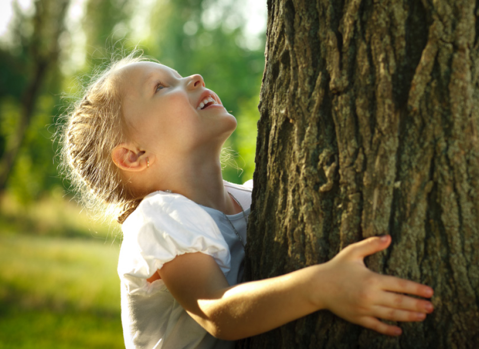 Kleines Kind glücklich in der Natur